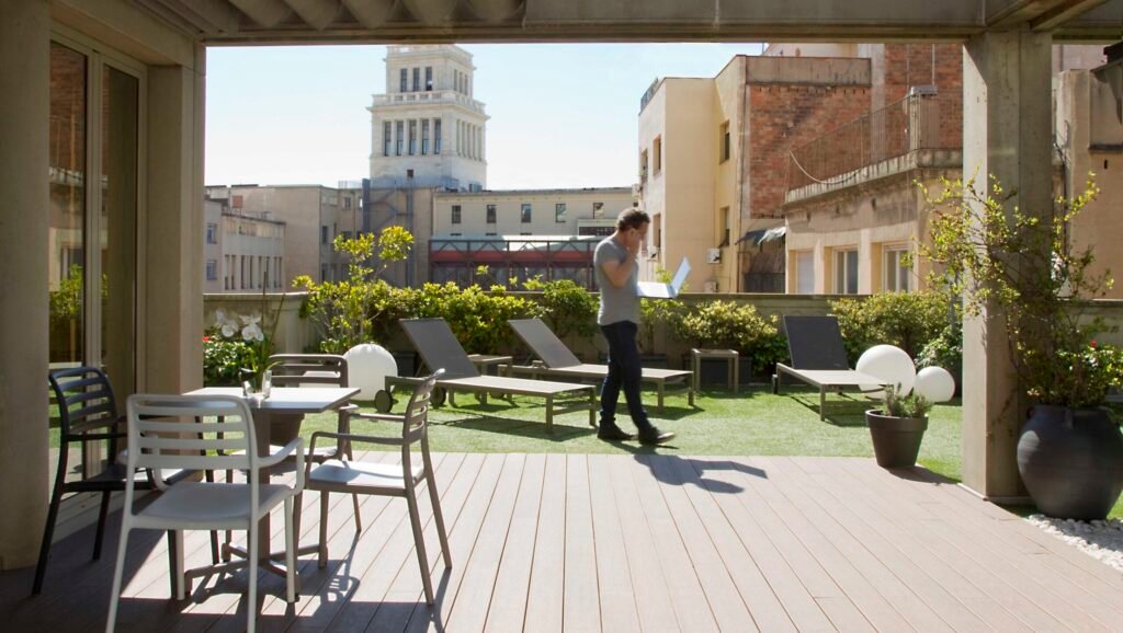 Reuniones que fluyen al aire libre la terraza de GRAN VIA, tu mejor aliada este verano