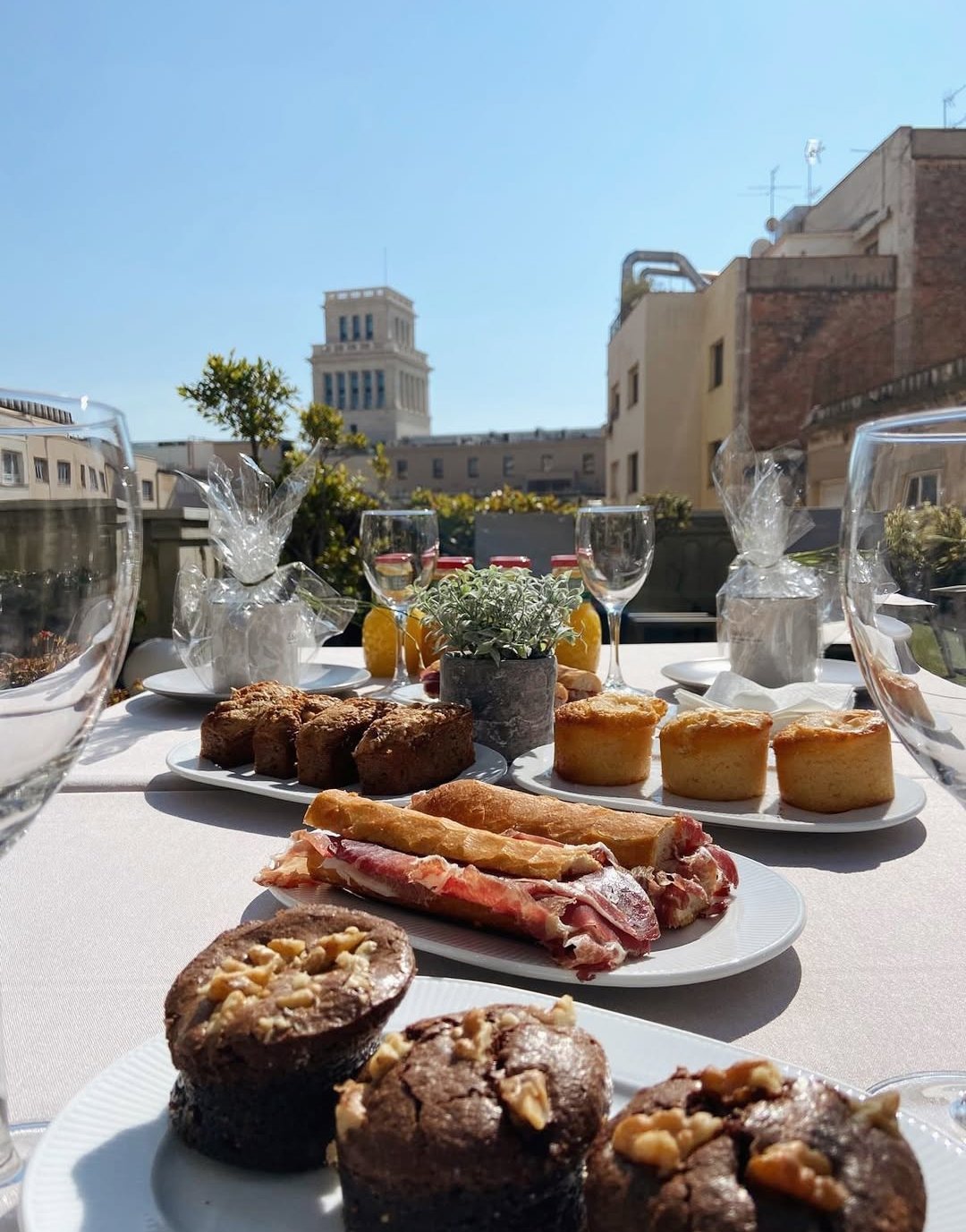 Reuniones que fluyen al aire libre: la terraza de GRAN VIA, tu mejor aliada este verano